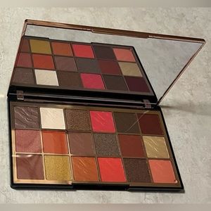 NWOT REVOLUTION FIERCE WILD ANIMAL EYESHADOW PALETTE